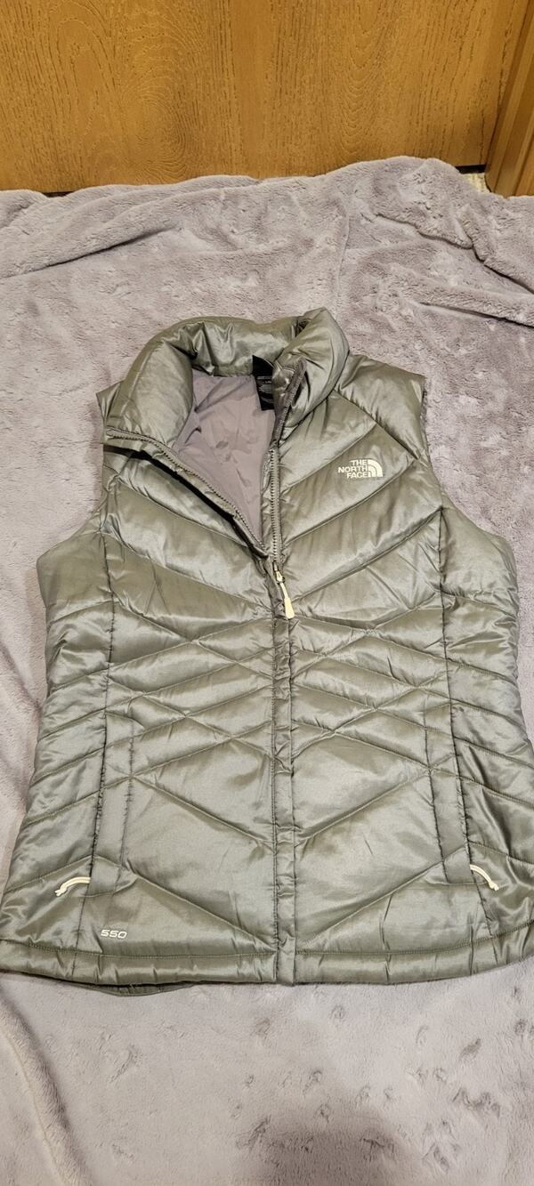 The North Face 550 Fill Down Puffer Vest Womens L Gray Quilted Gorpcore Hiking